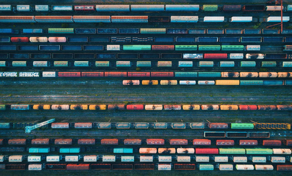 Wiele wagonów pociągów towarowych z lotu ptaka
